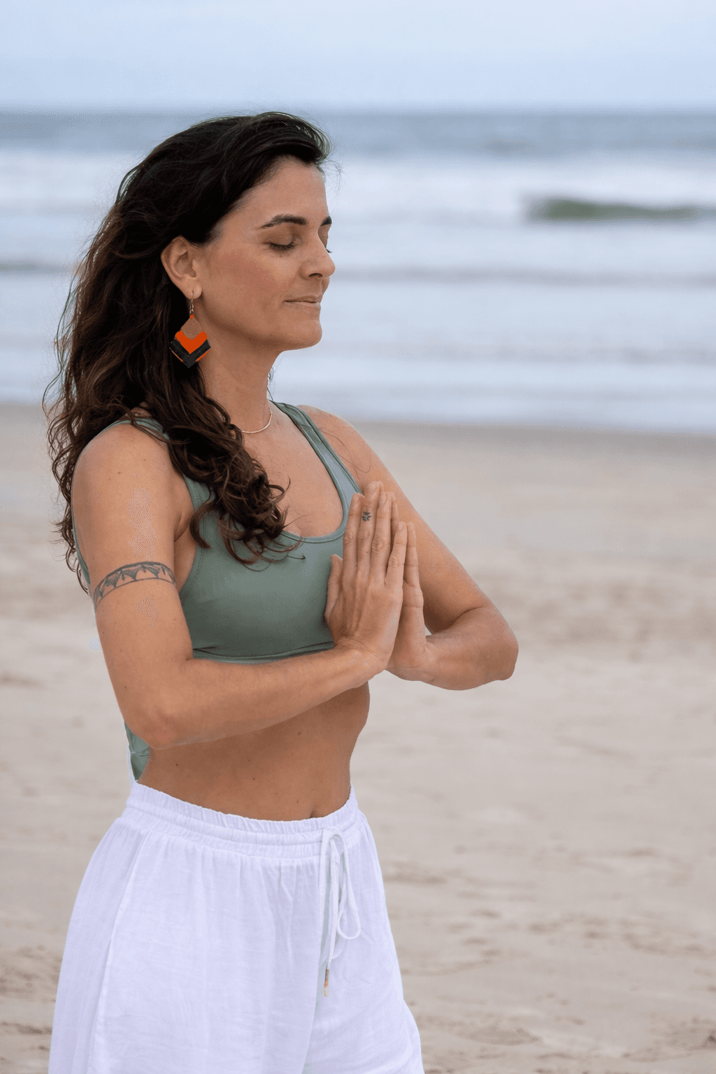 Bruna Ataide em momento de presença na praia